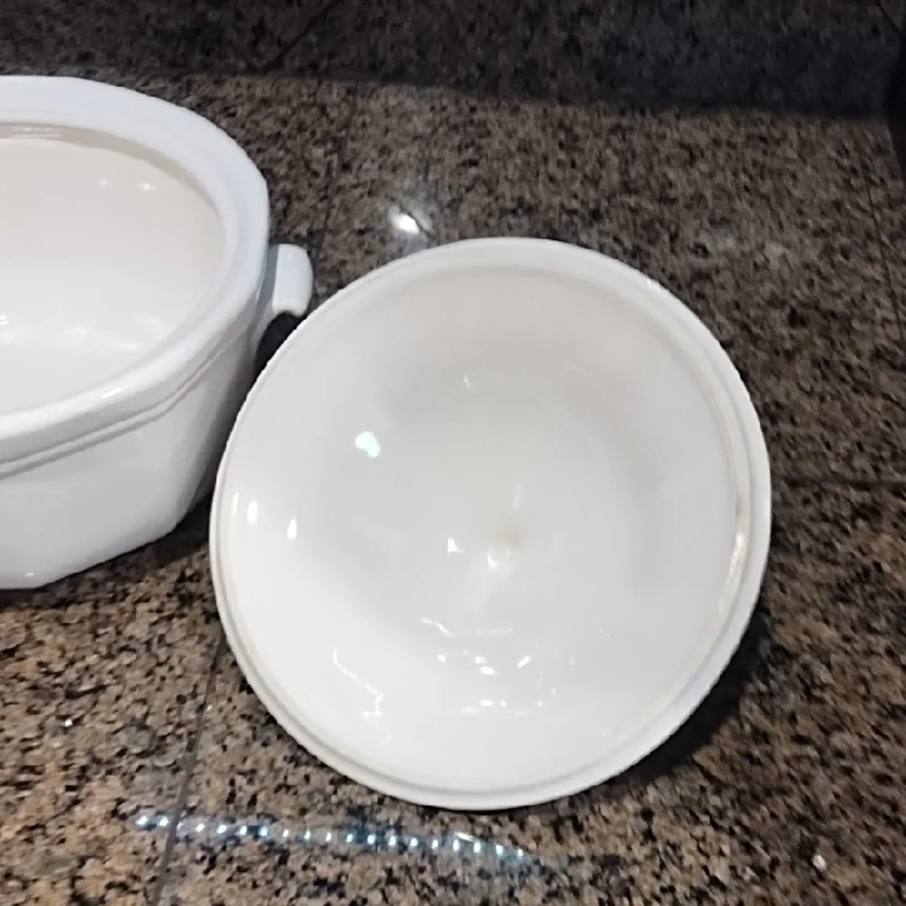 Pfaltzgraff Heritage White 2-quart covered casserole dish White Ceramic Lidded